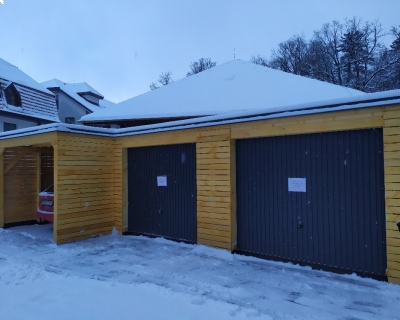 Nově vybudovaná krytá stání pro pečovatelskou službu