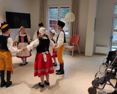 Děti z tanečního souboru Česká beseda v "Penzionu".