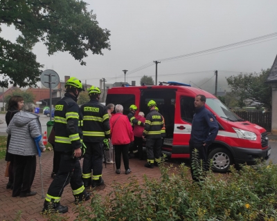 Hasiči si vyzkoušeli evakuaci nájemníků bytového domu Albertova 357